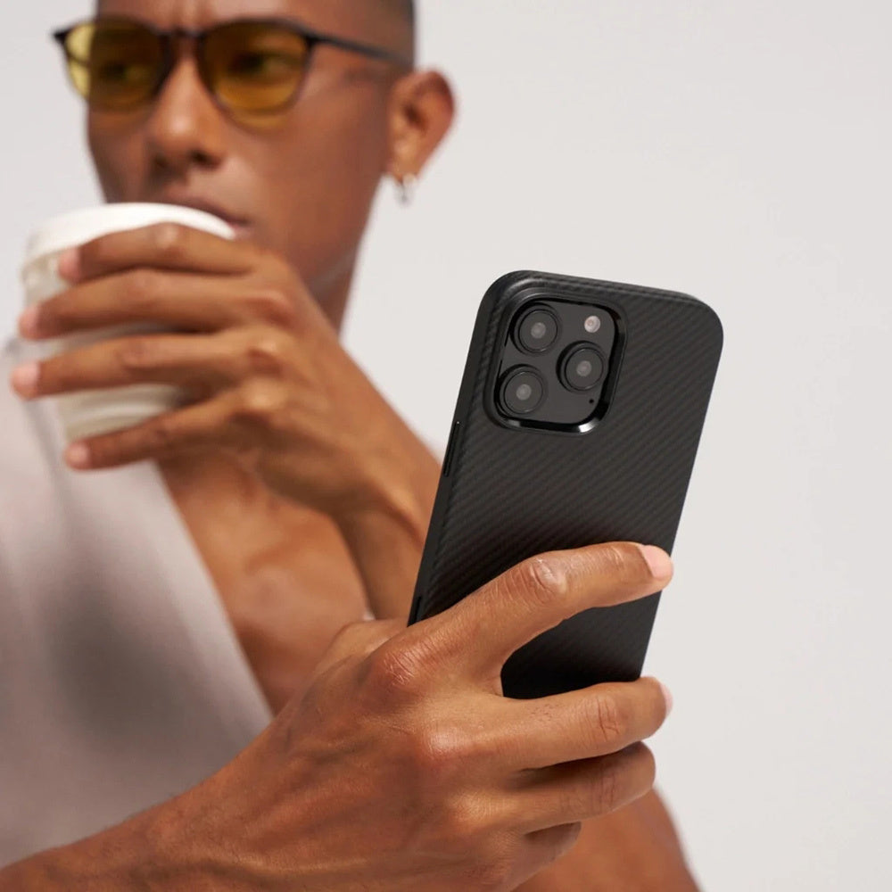 Pitaka Military-Grade Classic Serisi iPhone 16 Pro M-safe Şarj Özellikli Aramid Fiber Black-Grey Twill Kılıf Pitaka Military-Grade Classic Serisi iPhone 16 Pro M-safe Şarj Özellikli Aramid Fiber Black-Grey Twill Kılıf